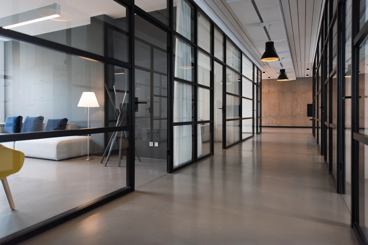 Couloir de bureaux vitrés dans un espace de travail lumineux